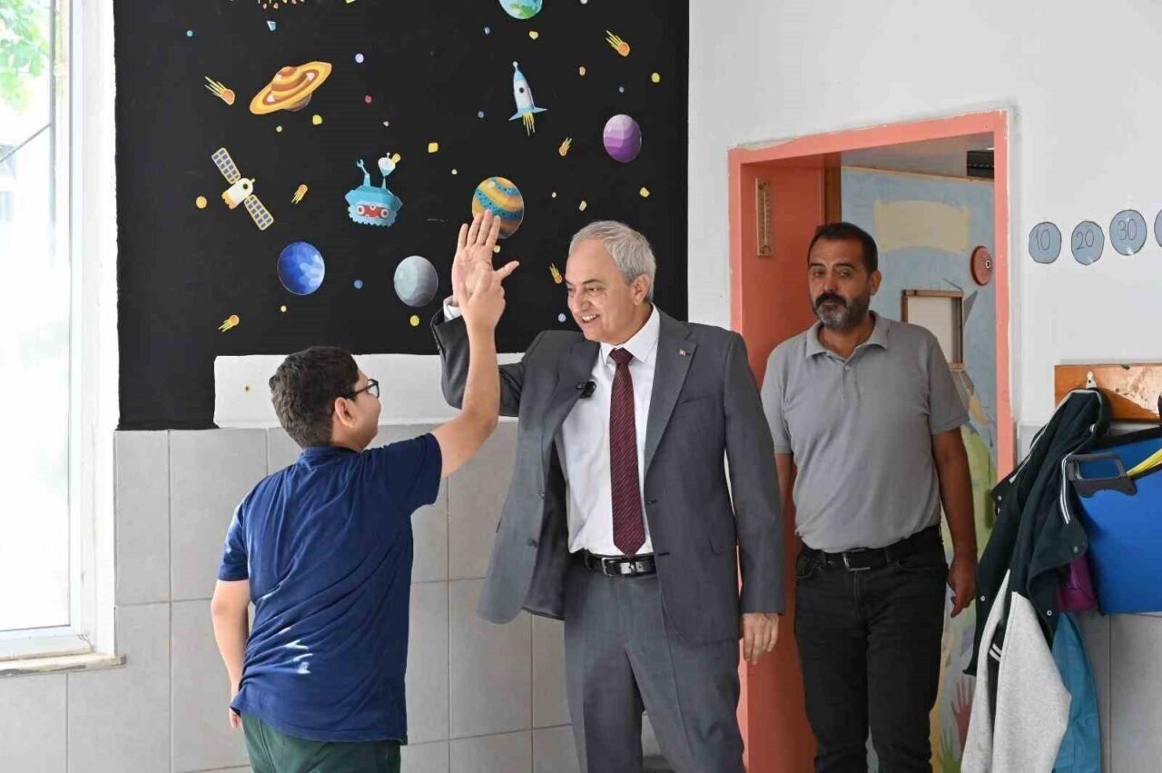 Başkan Kocagöz çeşme talebini yerine getirdi, öğrencilerle birlikte fidan dikti