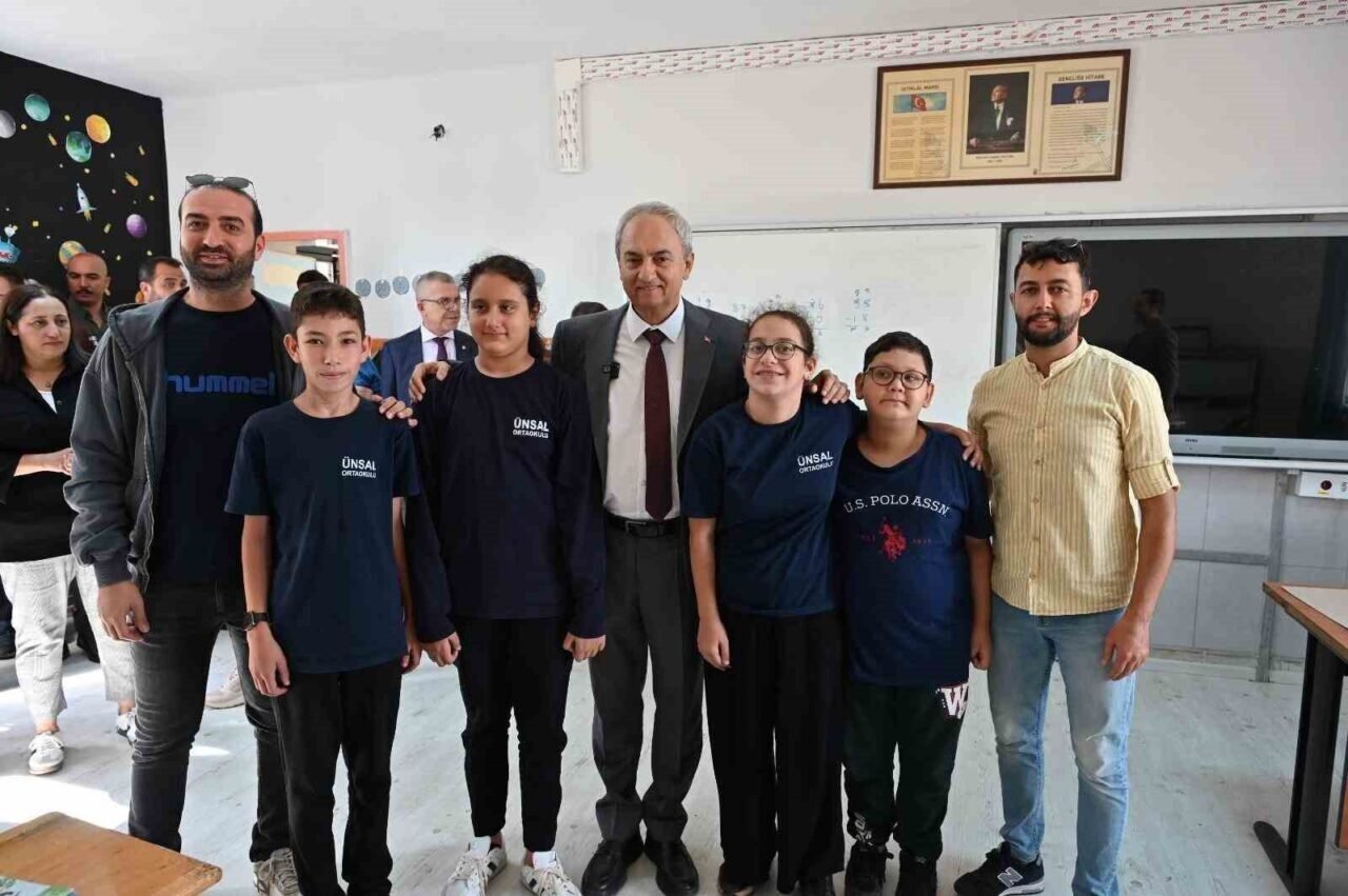 Başkan Kocagöz çeşme talebini yerine getirdi, öğrencilerle birlikte fidan dikti