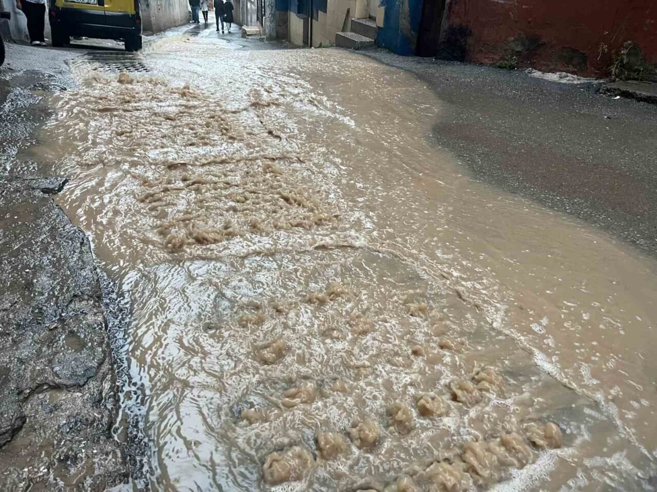 Bayraklı’da şiddetli yağış taşkınlara sebep oldu