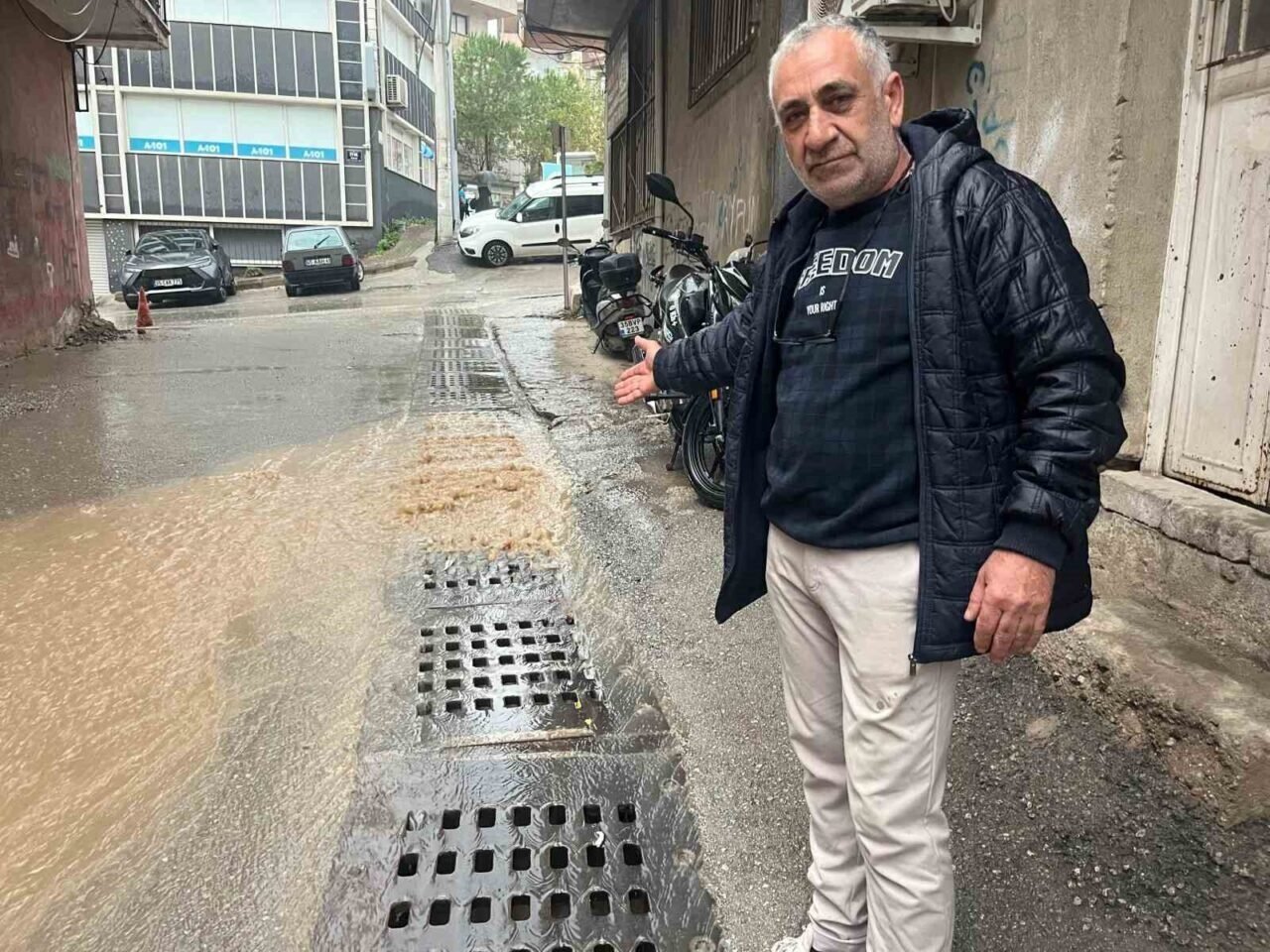 Bayraklı’da şiddetli yağış taşkınlara sebep oldu