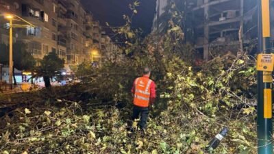 Antalya Büyükşehir Belediyesi, kent merkezinde öğleden sonra aniden bastıran yağmur