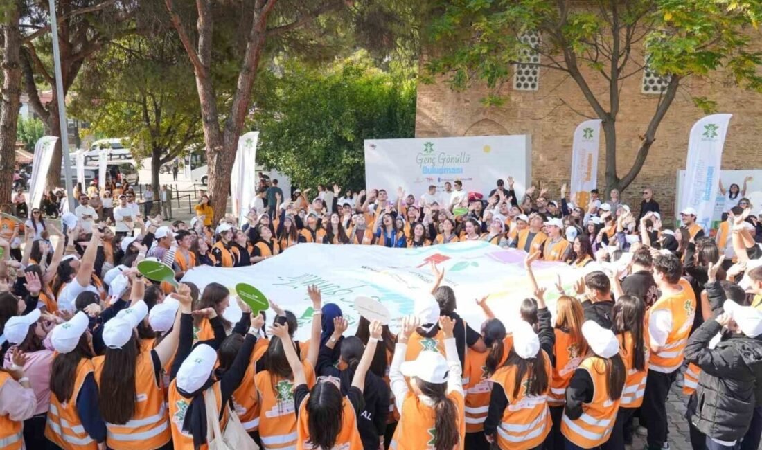 İzmir’in Ödemiş ilçesine bağlı tarihi Birgi köyü, genç gönüllülerin enerjisiyle