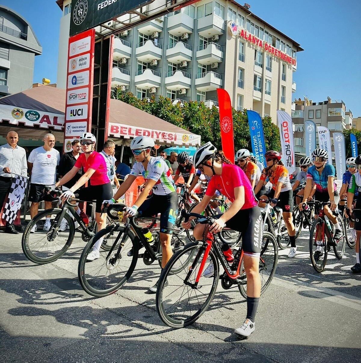 Bisikletin altın kızı Buse sezonu zirvede tamamladı