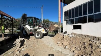 Aydın’ın Buharkent ilçesi Feslek Mahallesi’nde yol güvenliğini artırmak için başlatılan