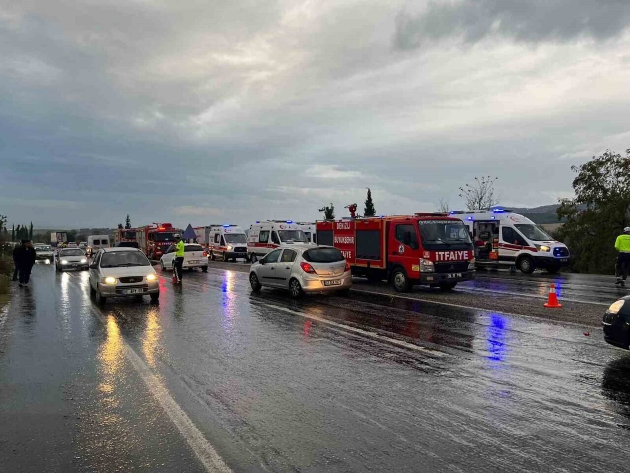 Buldan’dan İzmir’e dönen tur otobüsü şarampole yuvarlandı; 2 ölü 5 yaralı