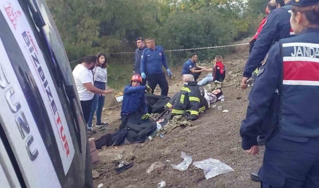 İzmir’den Buldan’a ziyarete gelen tur otobüsü dönüş yolunda şarampole yuvarlanması