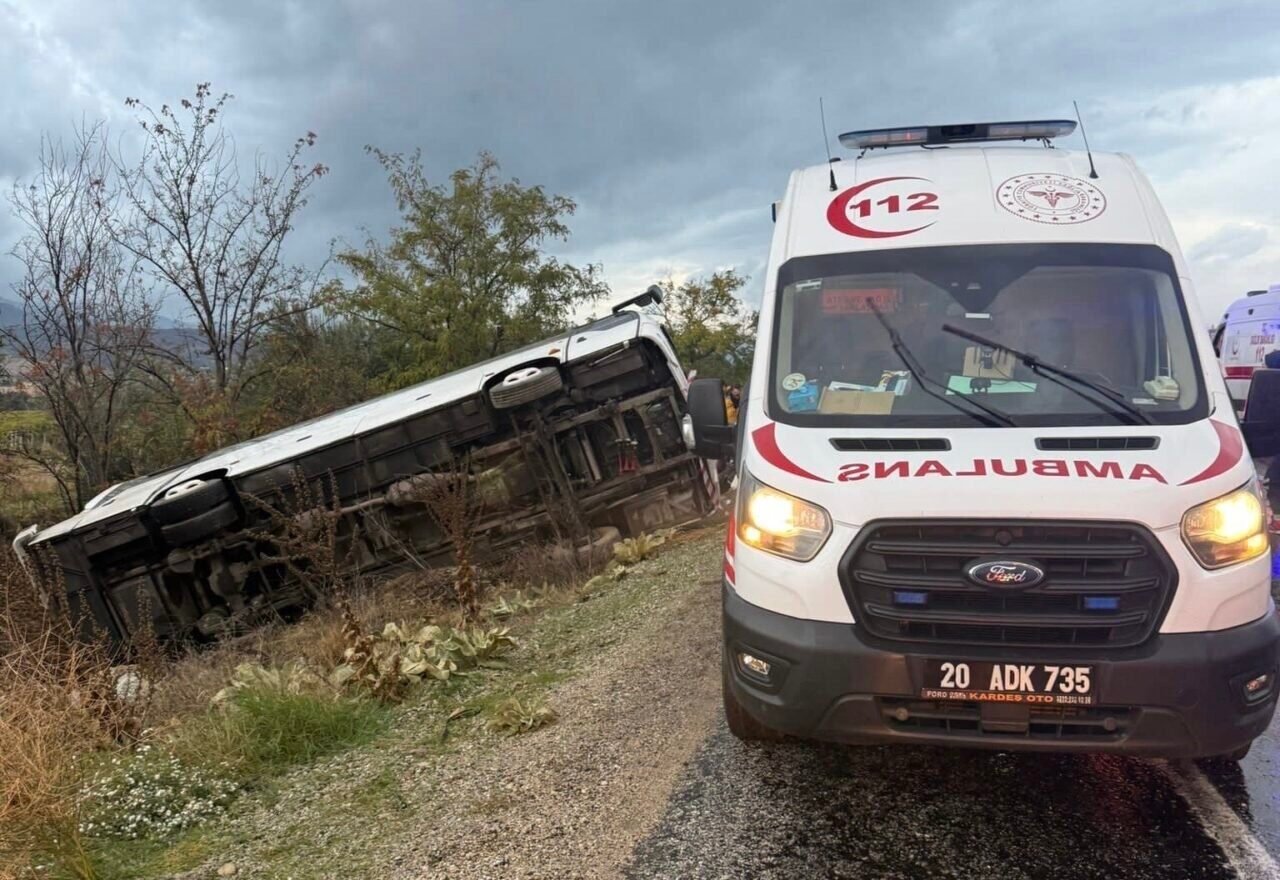Buldan’dan İzmir’e dönen tur otobüsü şarampole yuvarlandı; 2 ölü 5 yaralı