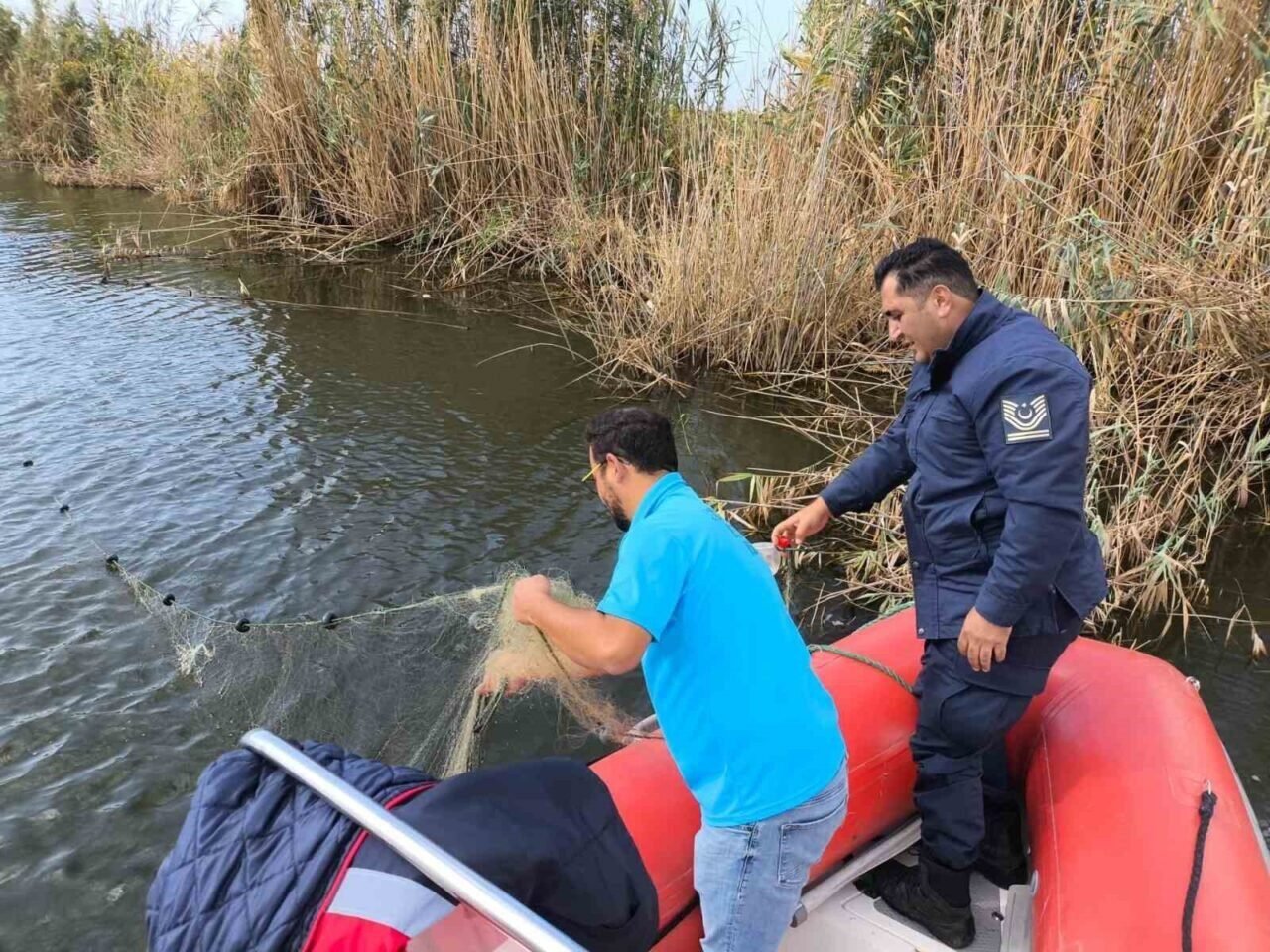Büyük Menderes’teki yasak ağlar temizlendi Büyük Menderes’teki yasak ağlar temizlendi