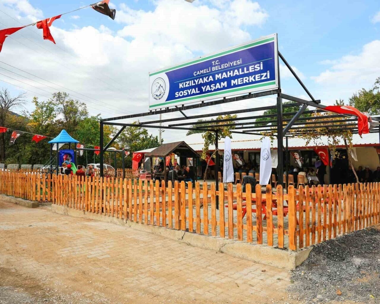 Çameli Belediyesi tarafından Kızılyaka Mahallesi’nde hayata geçirilen Kızılyaka Mahallesi Sosyal Yaşam Merkezi açılışı gerçekleştirildi