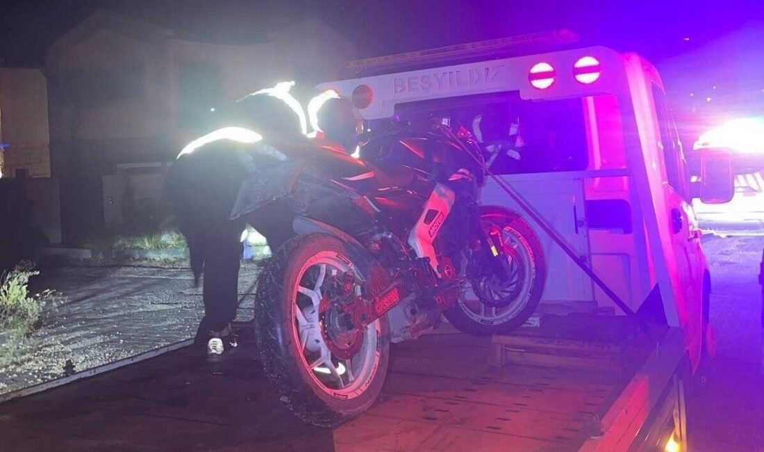 İzmir’in Çeşme ilçesinde plakasız, kasksız ve abartı egzozlu motosiklet sürücülerine