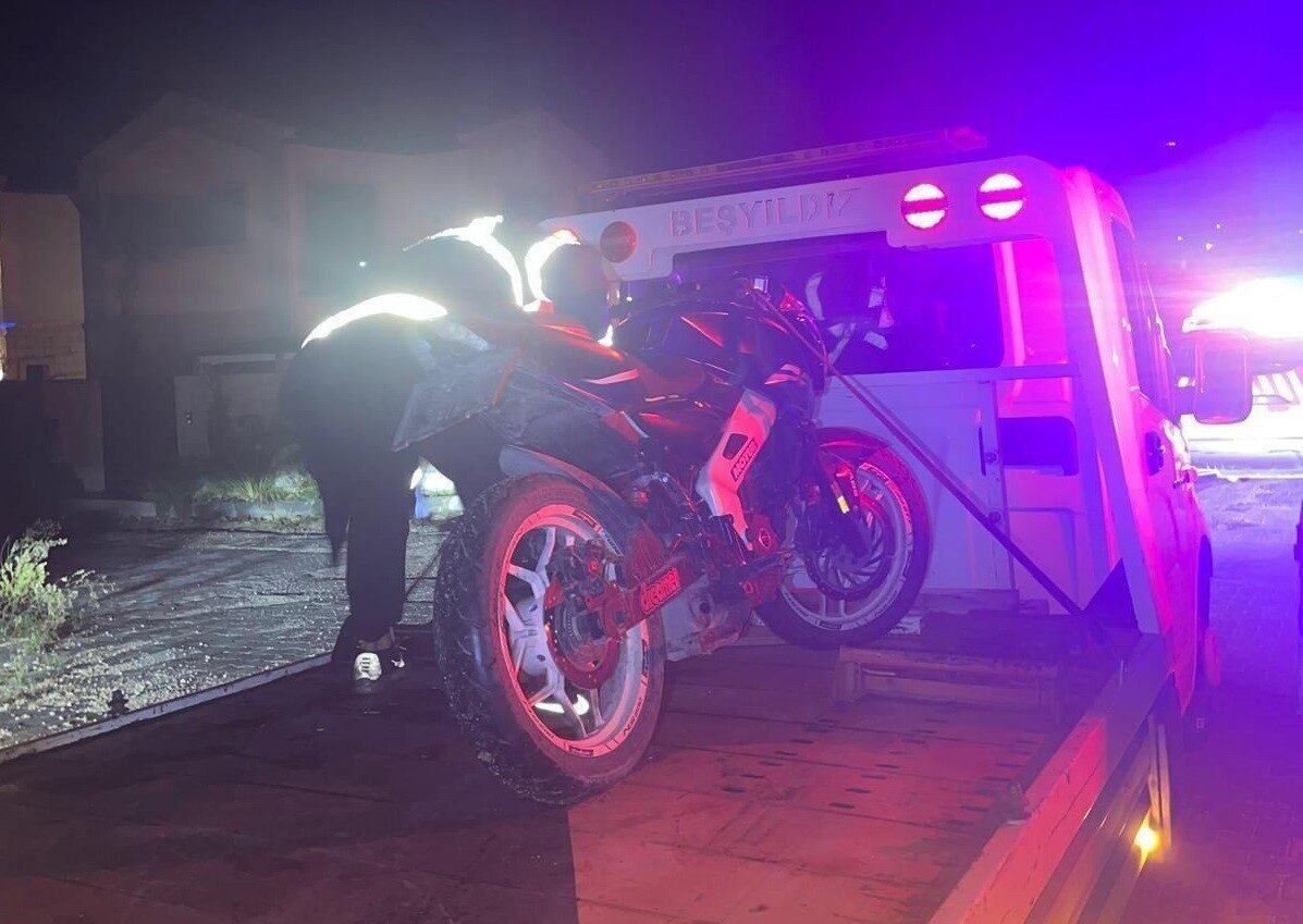 Çeşme’de plakasız, kasksız ve abartı egzozlu motorlara sıkı denetim Çeşme’de plakasız, kasksız ve abartı egzozlu motorlara sıkı denetim