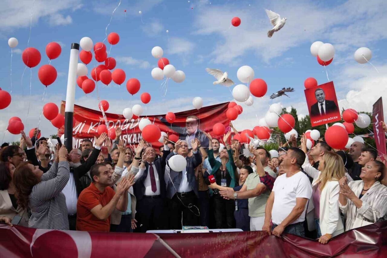 Cezaevinde bulunan eski başkan Muhittin Böcek’e gıyabında doğum günü kutlaması Cezaevinde bulunan eski başkan Muhittin Böcek’e gıyabında doğum günü kutlaması