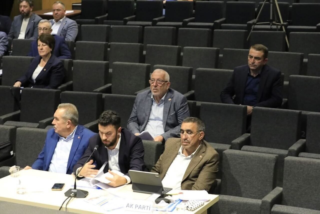 CHP’li Başkan Tanju Çelik’in, belediyenin maaş paralarını SGK’nın istediği yönündeki sözlerine yalanlama CHP’li Başkan Tanju Çelik’in, belediyenin maaş paralarını SGK’nın istediği yönündeki sözlerine yalanlama
