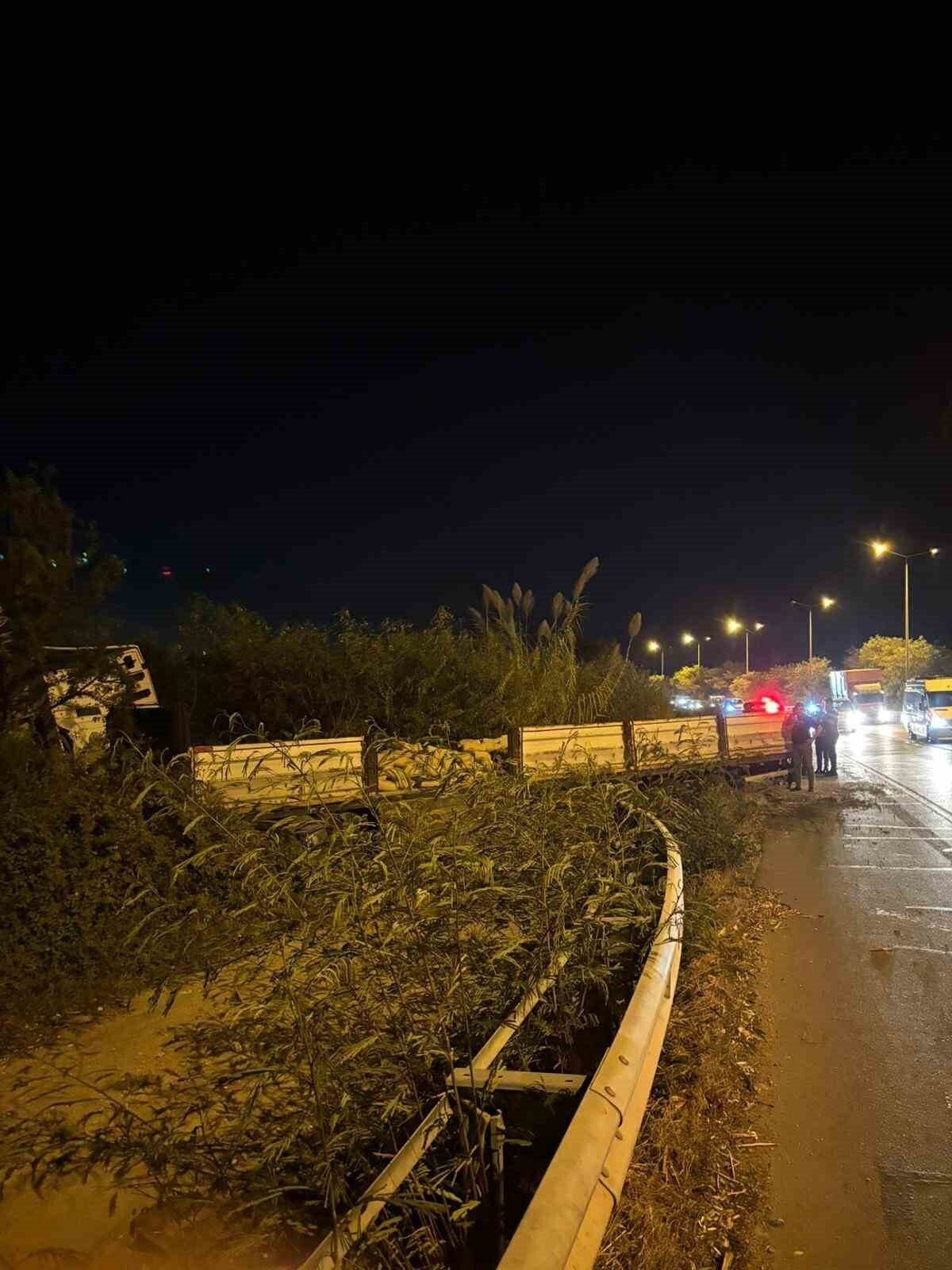 Çimento yüklü tır devrildi, şans eseri yaralanan olmadı