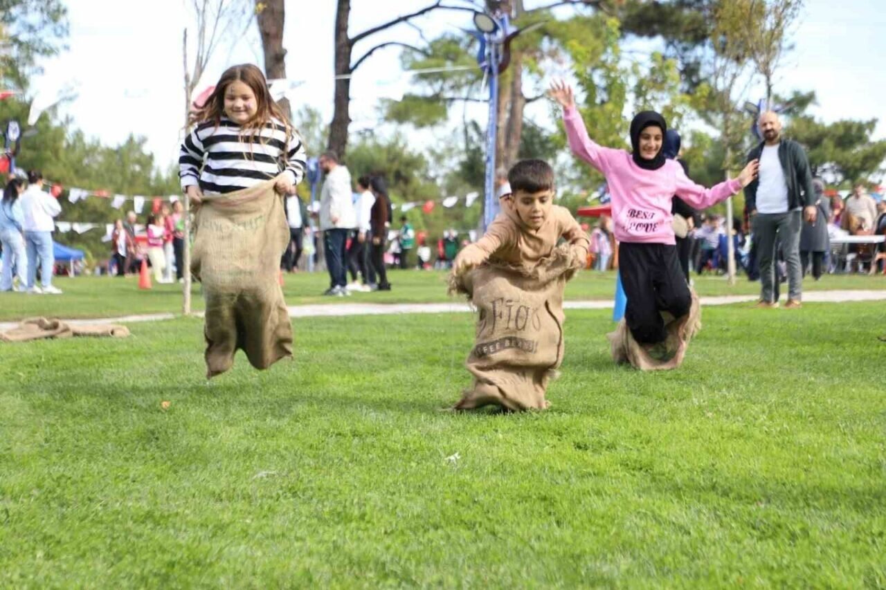 Çocuklar cumhuriyet etkinliğinde gönüllerince eğlendi Çocuklar cumhuriyet etkinliğinde gönüllerince eğlendi