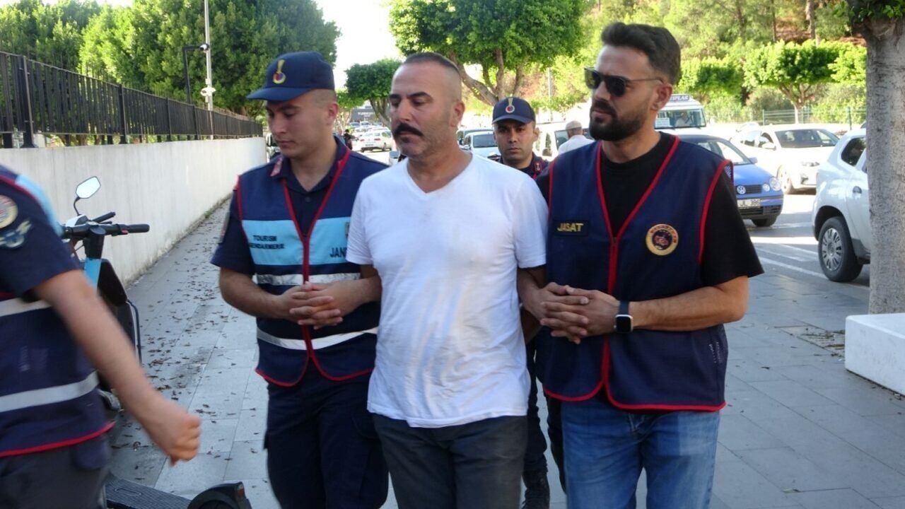 Çöp kamyonunda mesai arkadaşını öldüren cinayet zanlısı: "Çok hızlı sürüyordu, konuşmalarına dikkat etmiyordu" Çöp kamyonunda mesai arkadaşını öldüren cinayet zanlısı: "Çok hızlı sürüyordu, konuşmalarına dikkat etmiyordu"