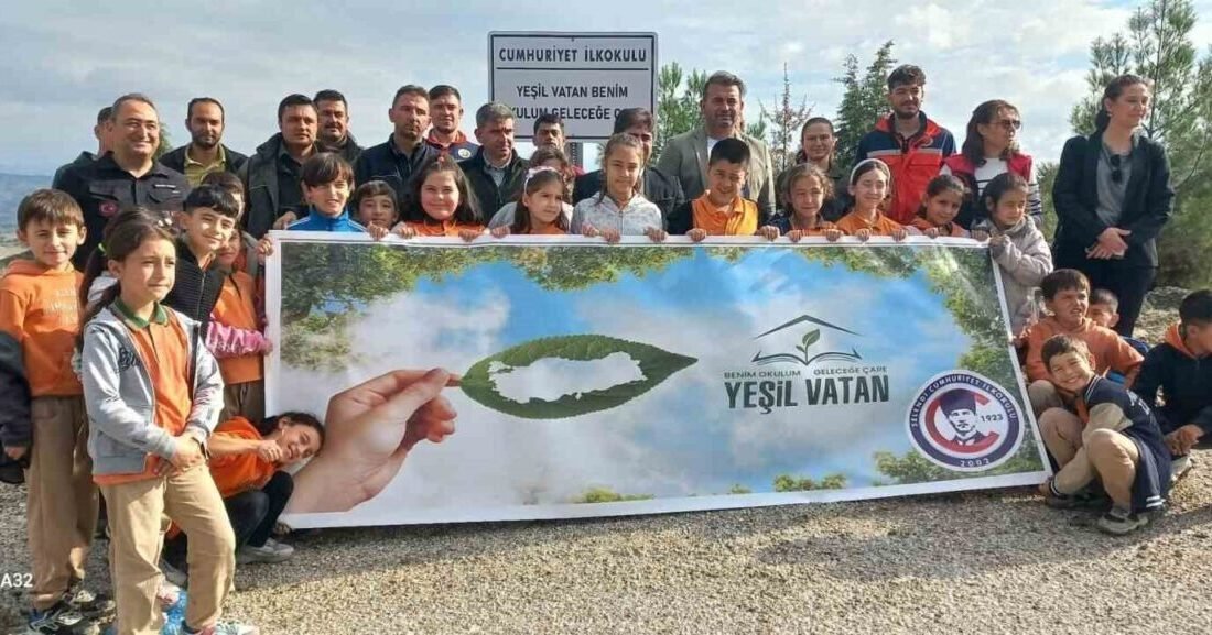 Cumhuriyet İlkokulu’ndan ’Yeşil vatan’ mesajı Selendi Cumhuriyet İlkokulu öğrencileri, çevre bilincini artırmak ve doğaya olan