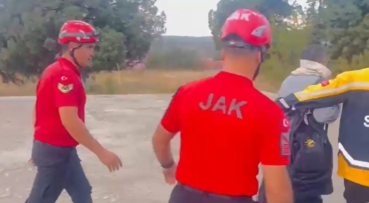 Dağda mahsur kalan 2 kişi askeri helikopterle kurtarıldı