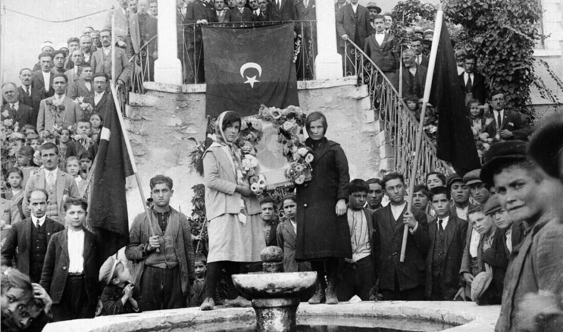 Demirci’de 97 yıl önceki cumhuriyet karesi yeniden canlandı Manisa’nın Demirci ilçesinde Cumhuriyet’in 102. yılı, tarihe yolculuk niteliğinde anlamlı