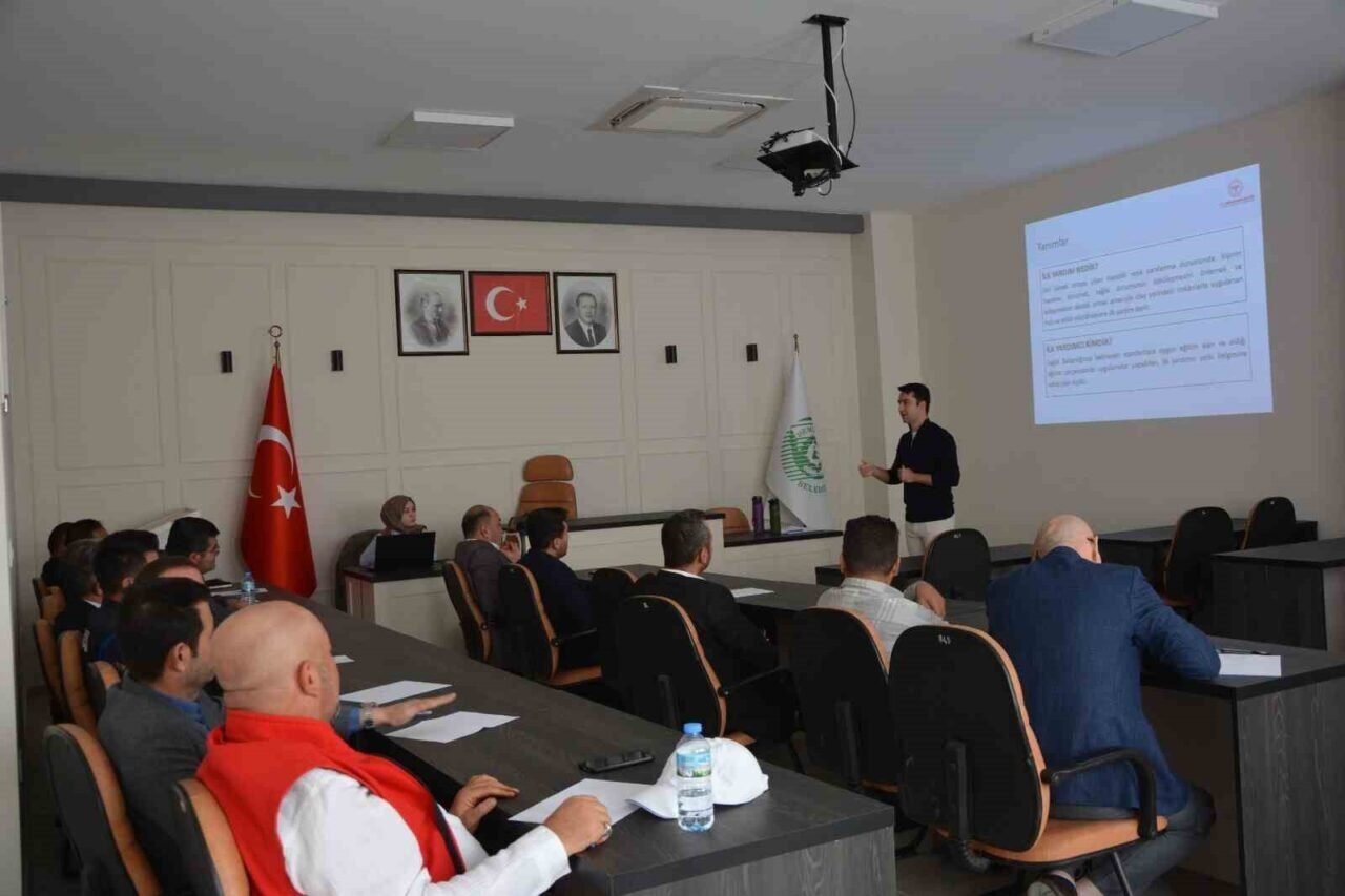 Demirci’de belediye personeline ilk yardım uygulama eğitimi verildi