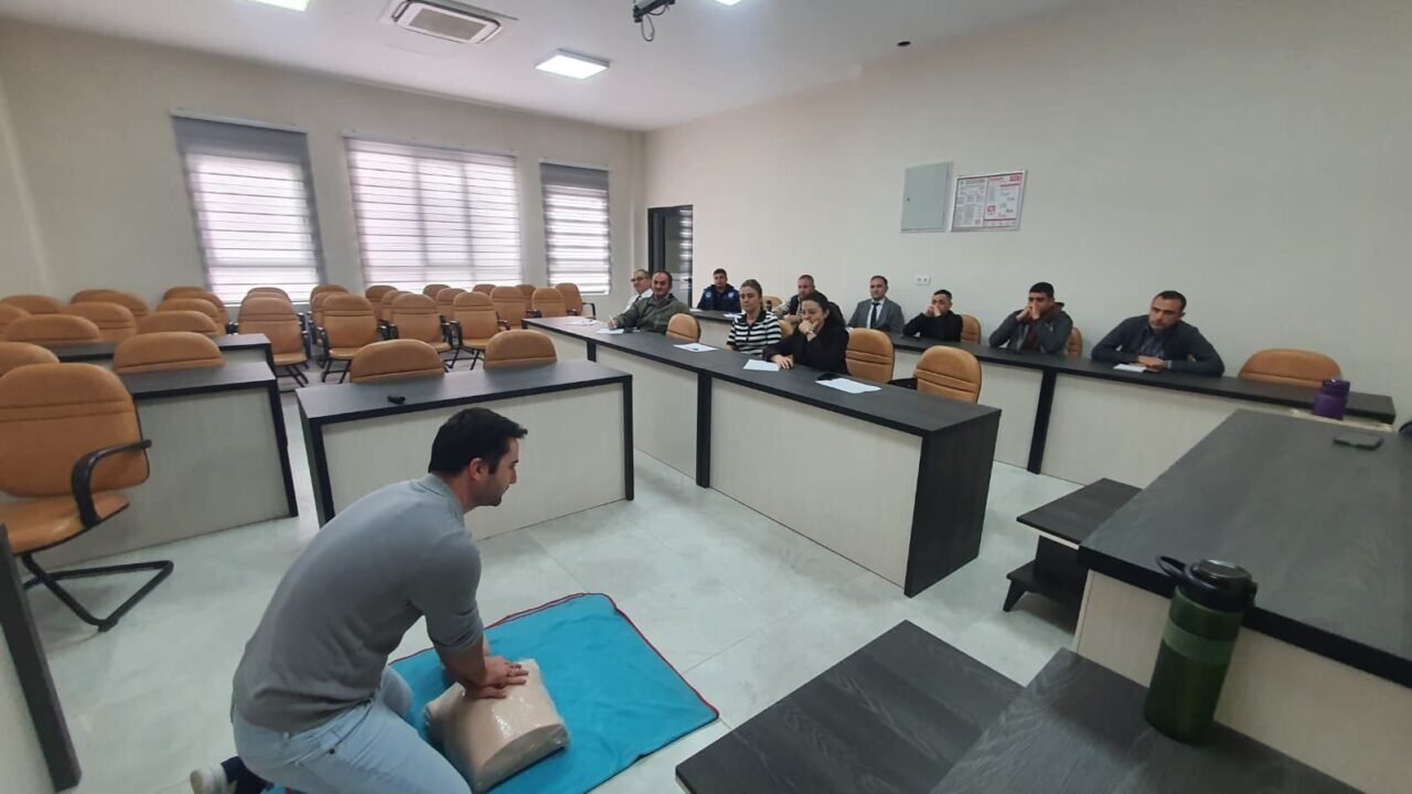 Demirci’de belediye personeline ilk yardım uygulama eğitimi verildi Demirci’de belediye personeline ilk yardım uygulama eğitimi verildi