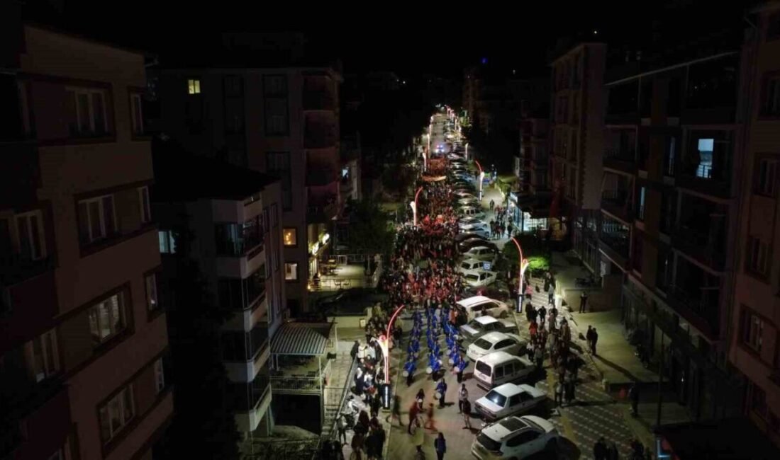 Demirci’de fener alayı coşkusu Manisa’nın Demirci ilçesinde Cumhuriyet Bayramı dolayısıyla düzenlenen fener alayına yaklaşık