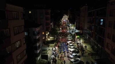 Manisa’nın Demirci ilçesinde Cumhuriyet Bayramı dolayısıyla düzenlenen fener alayına yaklaşık