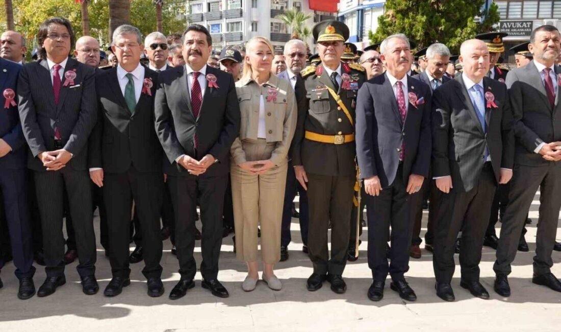 Denizli’de Cumhuriyetin 102. yıldönümü kutlamaları çelenk sunumuyla başladı Denizli’de Türkiye Cumhuriyetinin kuruluşunun 102. yılı ve 29 Ekim Cumhuriyet