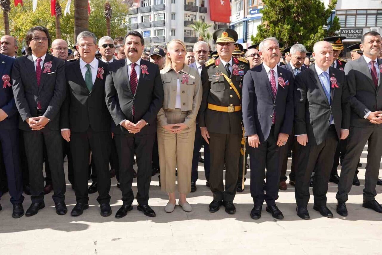 Denizli’de Cumhuriyetin 102. yıldönümü kutlamaları çelenk sunumuyla başladı Denizli’de Cumhuriyetin 102. yıldönümü kutlamaları çelenk sunumuyla başladı