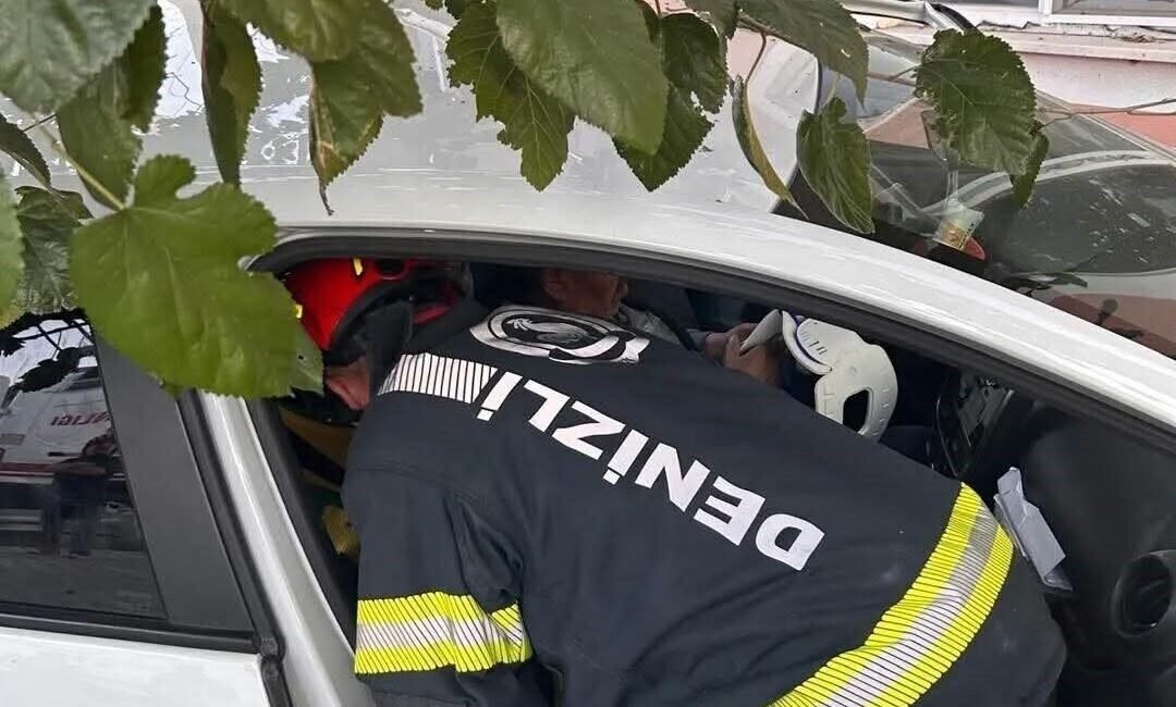 Denizli’de yoldan çıkan otomobil önce ağaca sonra eve çarptı Denizli’de sürücünün direksiyon hakimiyetini kaybettiği otomobil önce ağaca ardından bir