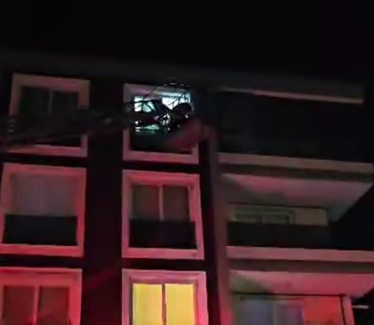 Depreme itfaiye merdiveninde yakalandılar İzmir’in Tire ilçesinde mahsur kalan çocuğu kurtarmaya çalışan itfaiye ekipleri,