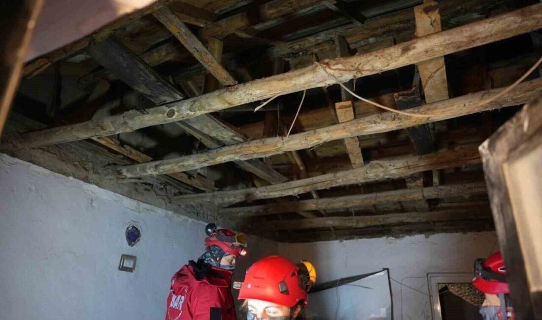 Denizli’de düğünde dağıtılacak çerezlerin ambalajlanması için bir araya gelen akrabaların