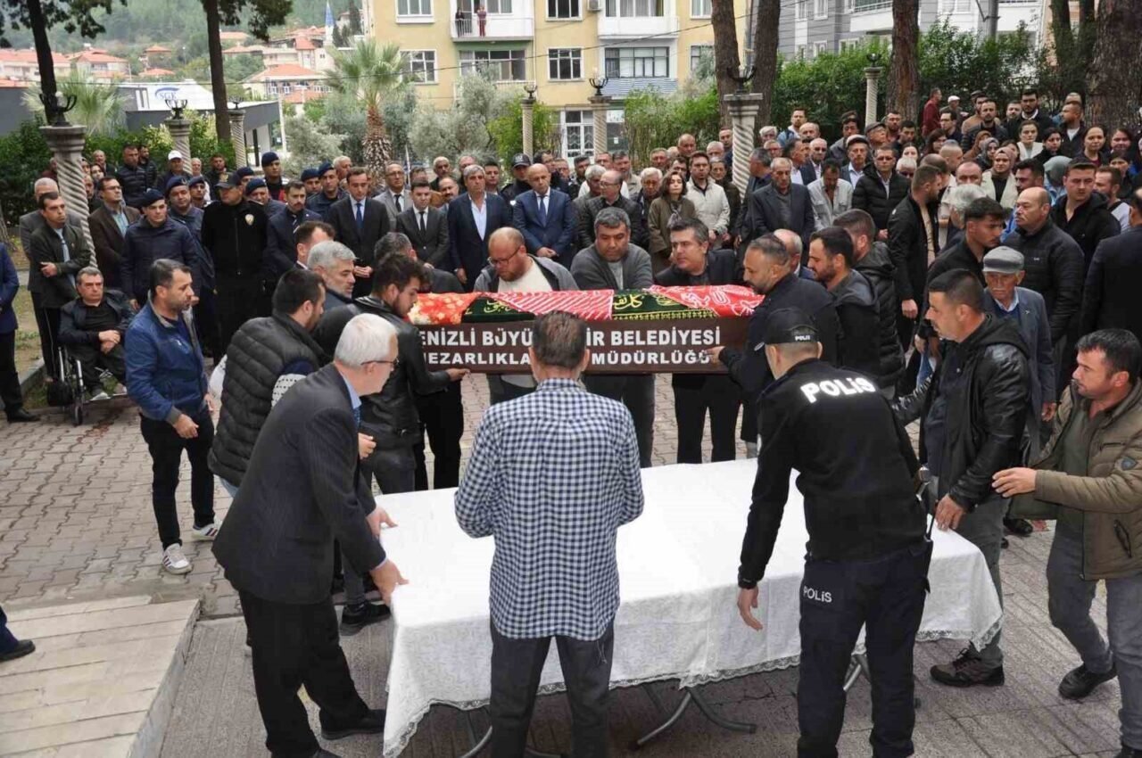 Düğün konvoyunda şarampole yuvarlanması sonucu hayatını kaybeden genç son yolculuğuna uğurlandı