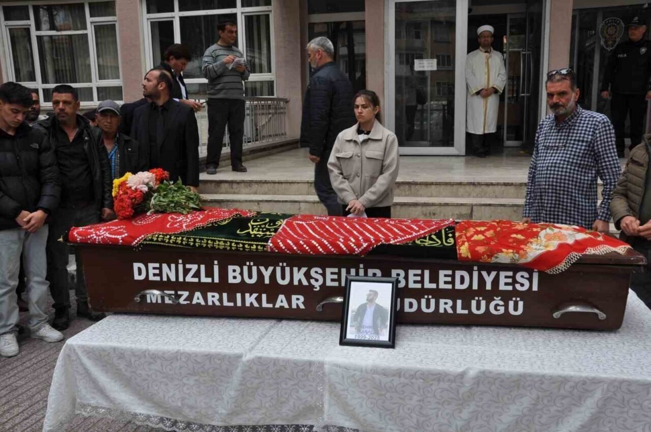 Düğün konvoyunda şarampole yuvarlanması sonucu hayatını kaybeden genç son yolculuğuna uğurlandı