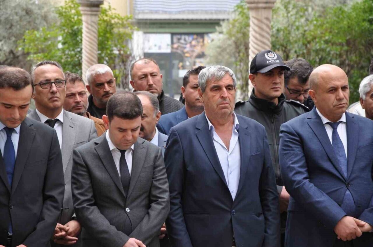 Düğün konvoyunda şarampole yuvarlanması sonucu hayatını kaybeden genç son yolculuğuna uğurlandı