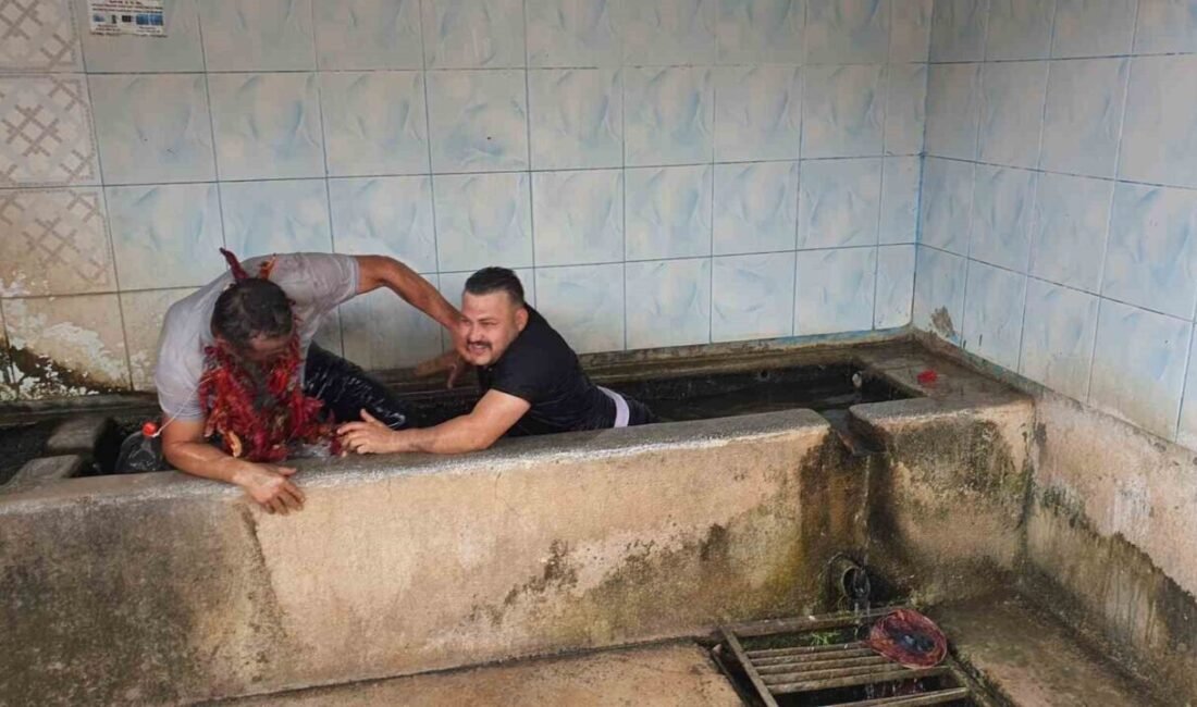 Manisa’nın Demirci ilçesinde düğüne geç katılan, yemek taşımayan ve oynamayan