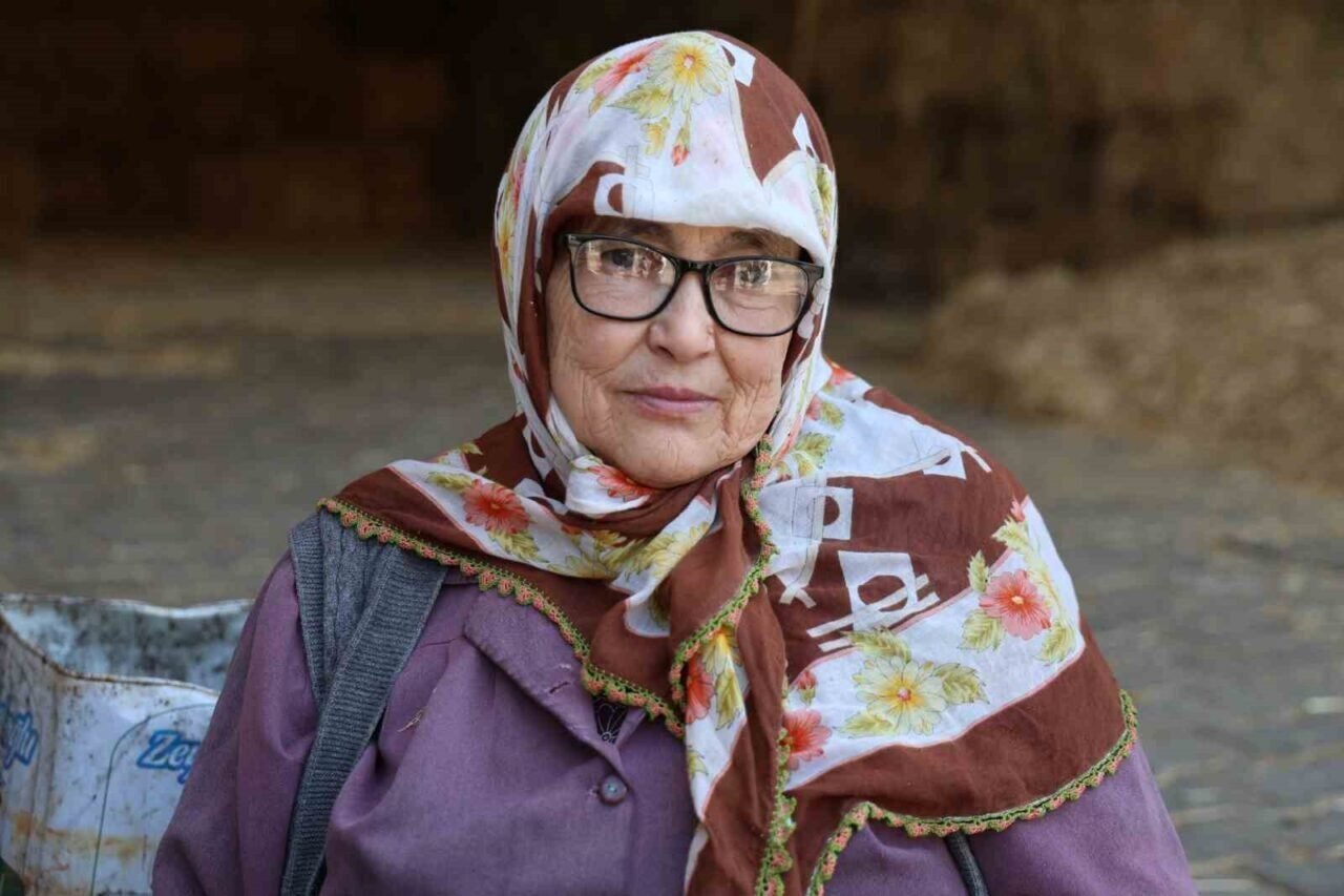Dursun nine doktor tavsiyesi ile çalışıyor Dursun nine doktor tavsiyesi ile çalışıyor