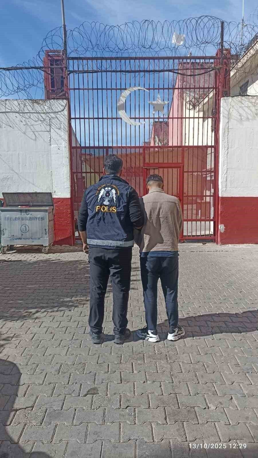 Efeler’de 10 yıl hapis cezası bulunan firari yakalandı Efeler’de 10 yıl hapis cezası bulunan firari yakalandı