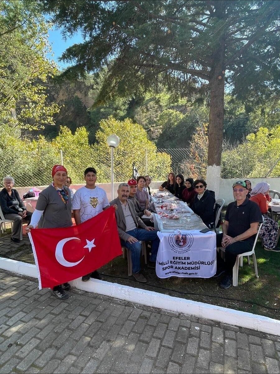 Efeler’de gençlerden vefa yürüyüşü