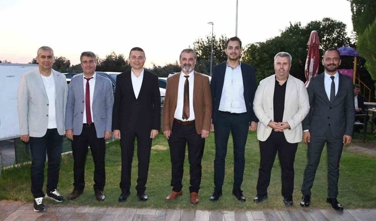 Emekli eğitimcilere plaket takdim edildi