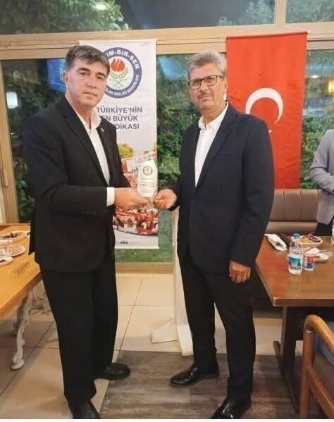 Emekli eğitimcilere plaket takdim edildi