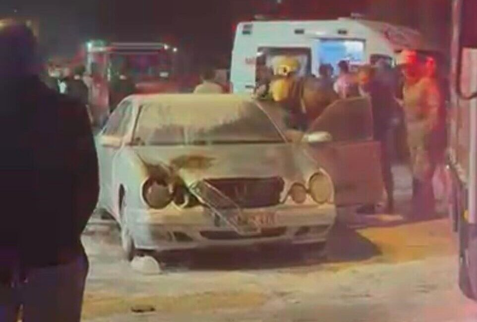 Eşiyle kavga etti, otomobiliyle birlikte kendini ateşe verdi İzmir’in Bornova ilçesinde bir kişi, iddiaya göre eşiyle yaşadığı sorunlar