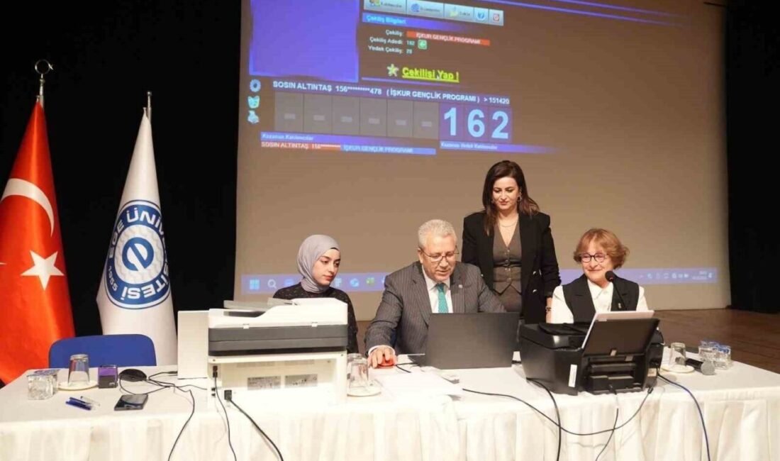 EÜ’de “İŞKUR Gençlik Programı”na katılacak öğrenciler kura ile belirlendi Ege Üniversitesinde İŞKUR Gençlik Programından faydalanacak öğrenciler, noter huzurunda yapılan