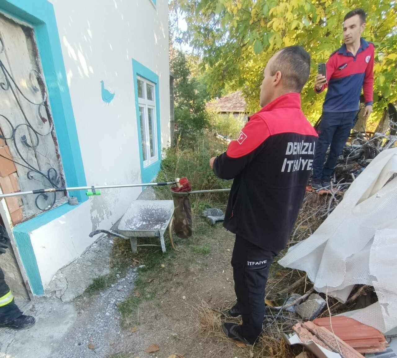 Eve giren yılan paniğe neden oldu