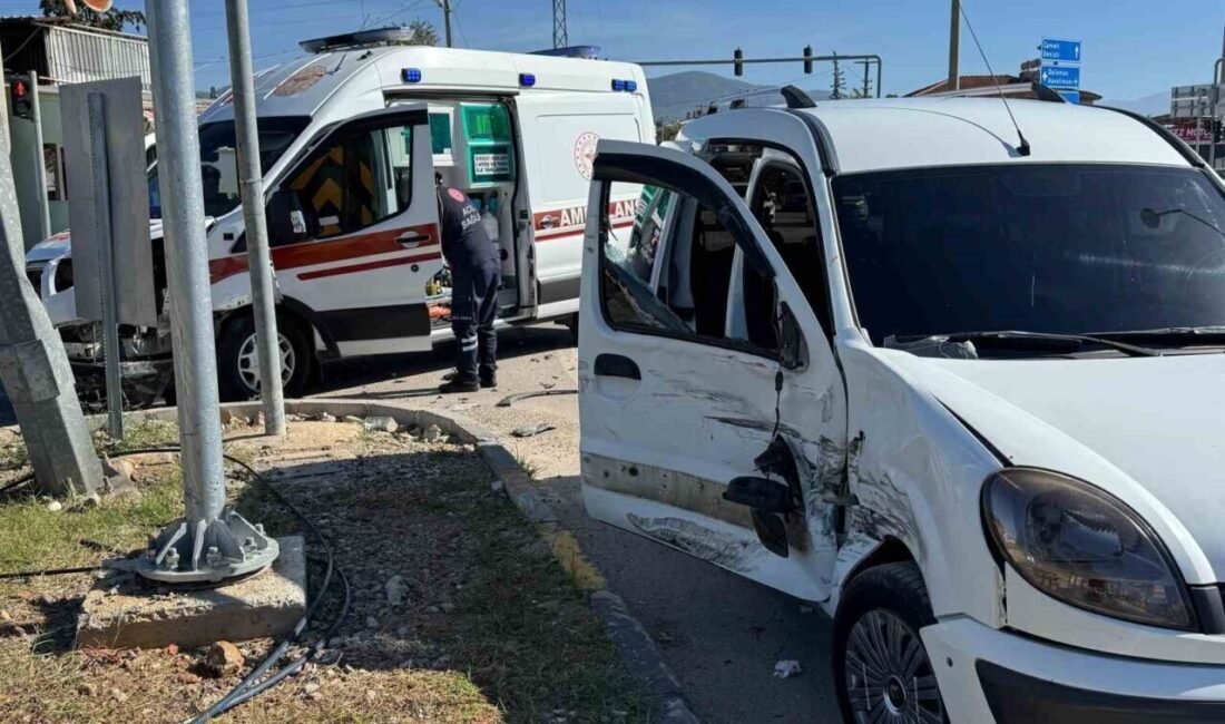 Fethiye’de ambulansla hafif ticari araç çarpıştı: 2 yaralı Muğla’nın Fethiye ilçesinde hafif ticari araçla ambulansın çarpışması sonucu araçtaki