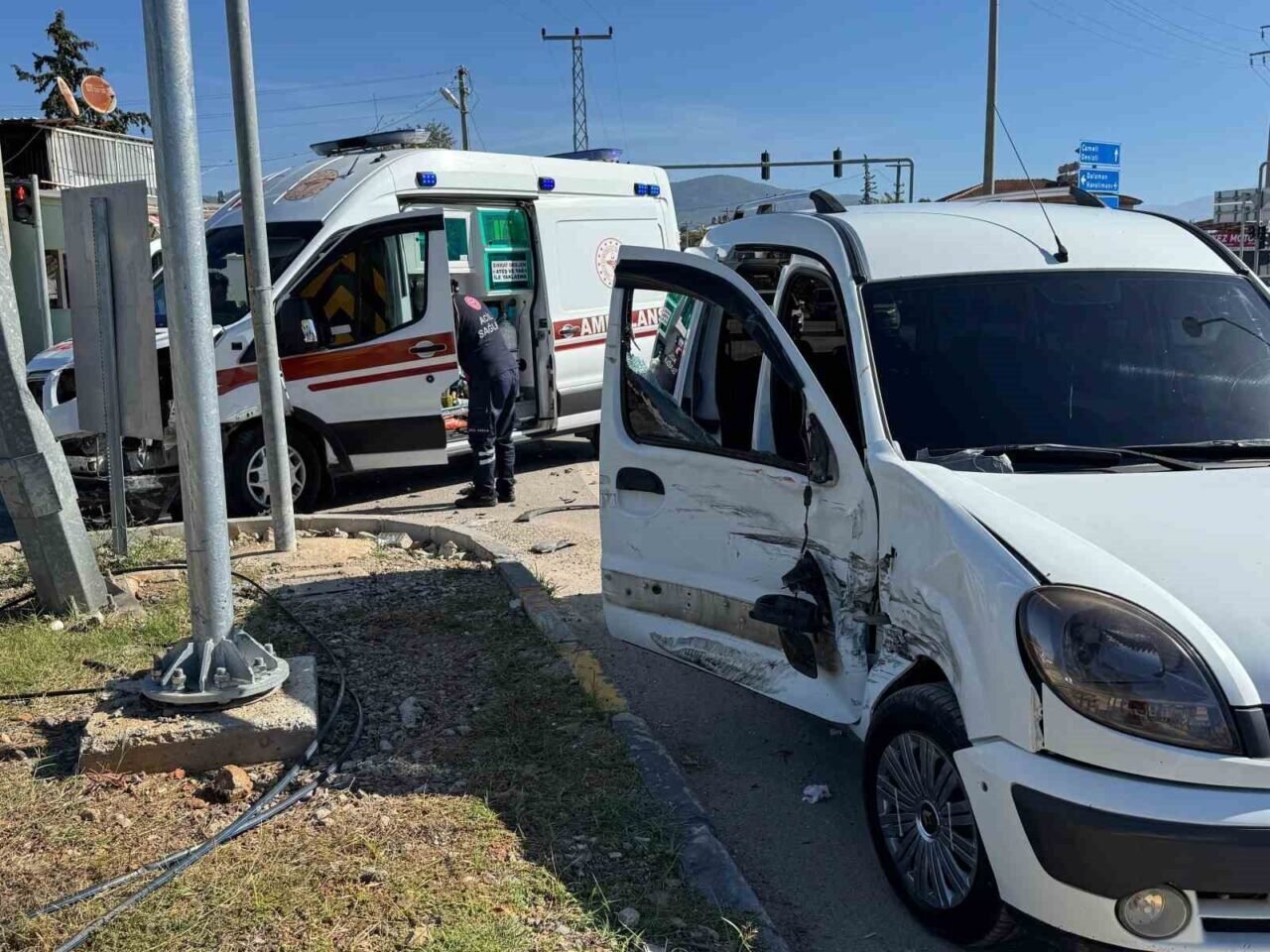 Fethiye’de ambulansla hafif ticari araç çarpıştı: 2 yaralı Fethiye’de ambulansla hafif ticari araç çarpıştı: 2 yaralı