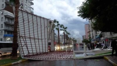 Antalya’da aniden bastıran yağış ve fırtına nedeniyle bir apartmanın çatısı