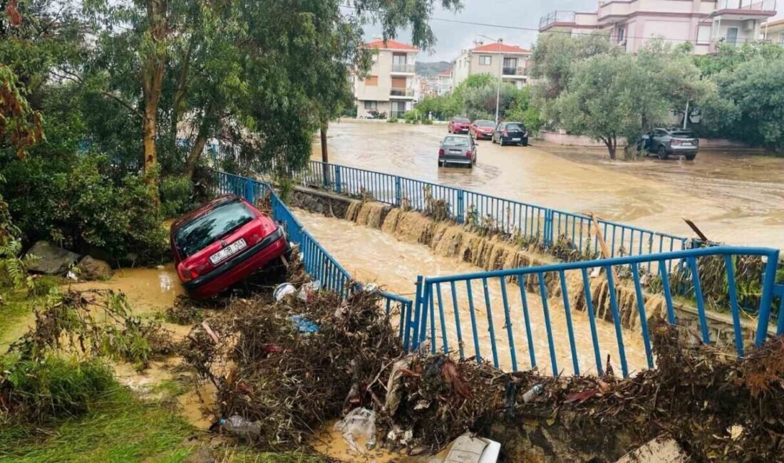 İzmir’in Foça ilçesinde etkili olan sağanak yağış hayatı olumsuz etkiledi.
