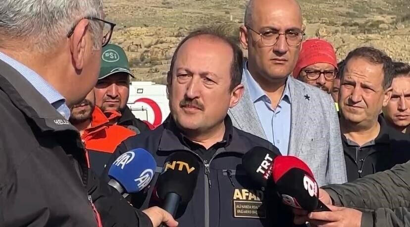 Foça’da selin ardından vatandaşların yaraları sarılıyor AFAD Başkanı Ali Hamza Pehlivan, 23 Ekim günü otomobiliyle sel
