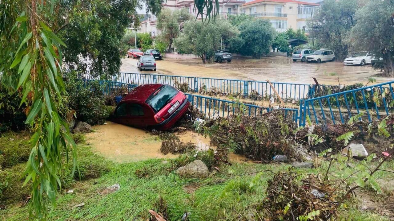 Foça’da yoğun yağış sele yol açtı: 1 kişi kayıp Foça’da yoğun yağış sele yol açtı: 1 kişi kayıp